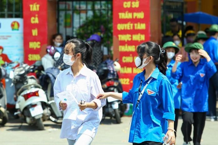 Thí sinh thành phố Bắc Giang tự tin bước vào môn thi tiếng Anh.