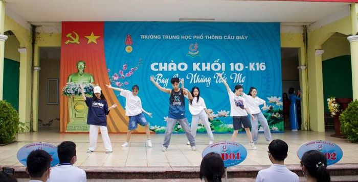 Học sinh Trường THPT Cầu Giấy trong ngày khai giảng.