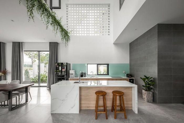 Khu vực bếp và đảo bếp rộng rãi (Ảnh: ArchDaily)