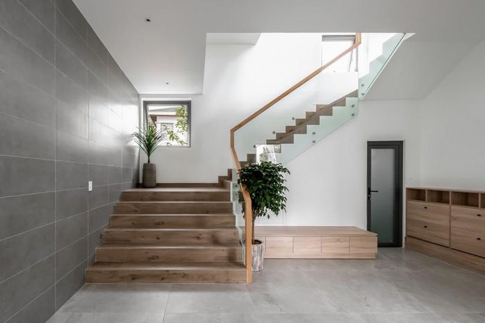 Nội thất trong căn biệt thự chủ yếu làm từ gỗ MDF (Ảnh: ArchDaily)