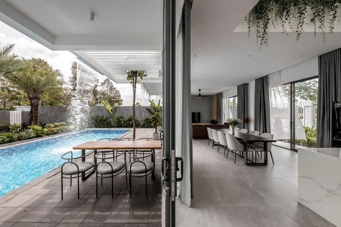 Mọi không gian trong ngôi nhà đều có thể hướng ra bể bơi và hướng vào nhau (Ảnh: ArchDaily)