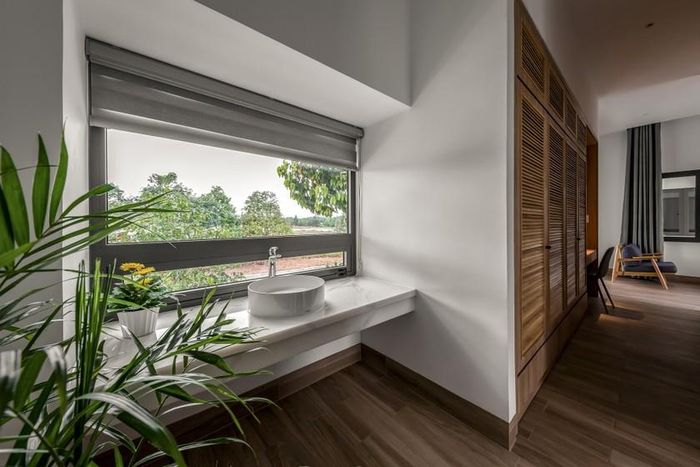 Khu vệ sinh có view thiên nhiên trong 1 phòng ngủ. (Ảnh: ArchDaily)