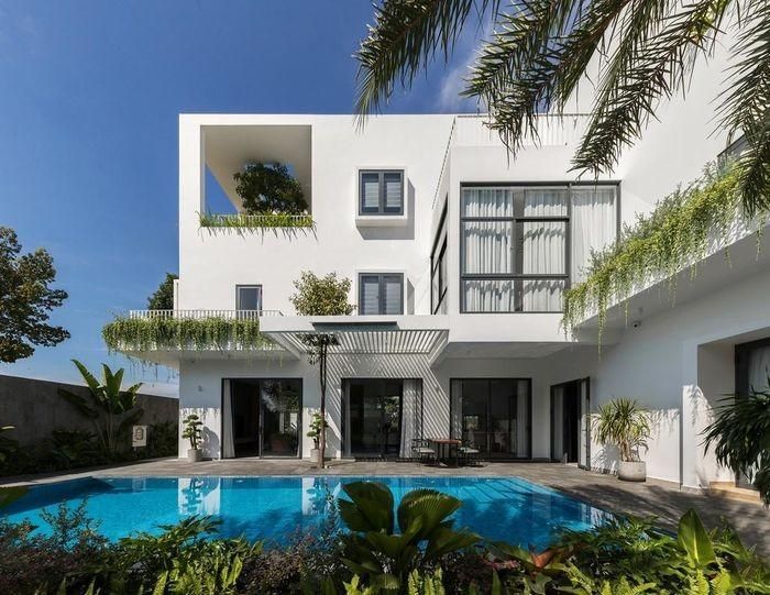 Tổ hợp không gian theo hình chữ L ôm trọn bể bơi và sân phía trước. (Ảnh: ArchDaily)
