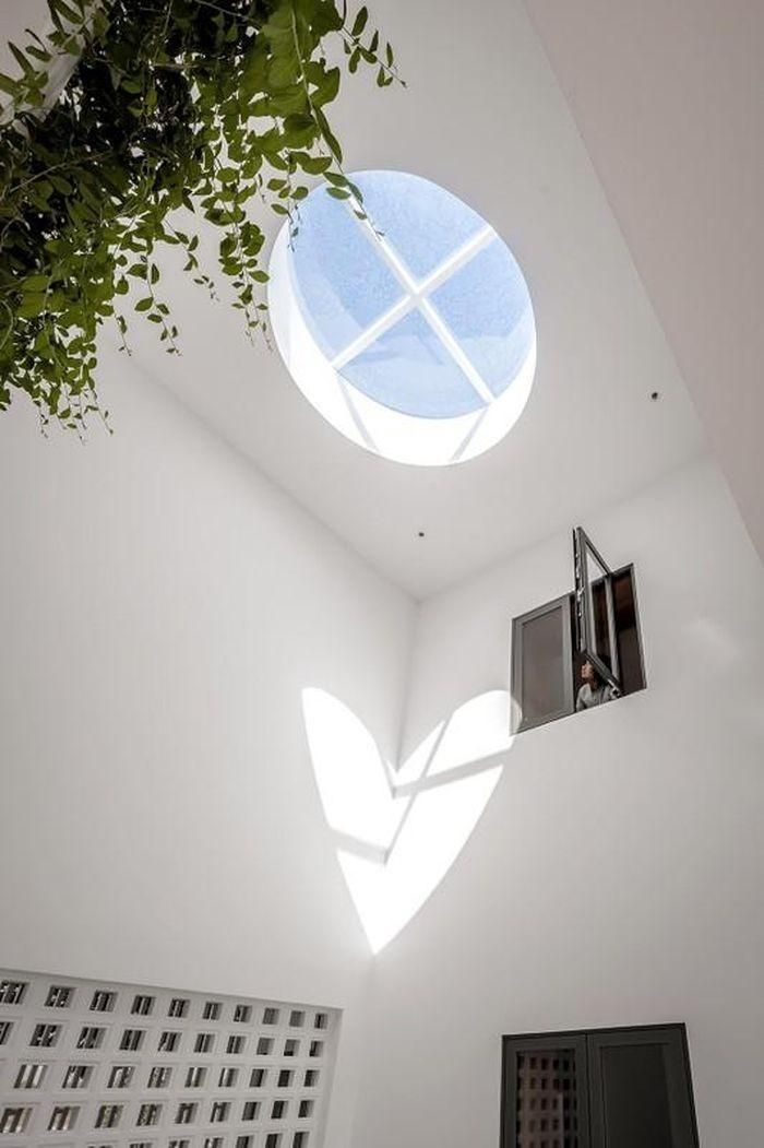 Giếng trời lấy sáng và đón gió tạo hiệu ứng hình trái tim ấn tượng. (Ảnh: ArchDaily)