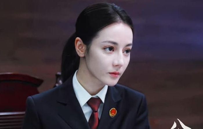 Địch Lệ Nhiệt Ba diễn xuất "gồng", thiếu tự tin với vai công tố viên. Tương tác của cô và đàn anh Đồng Đại Vi cũng không tốt.