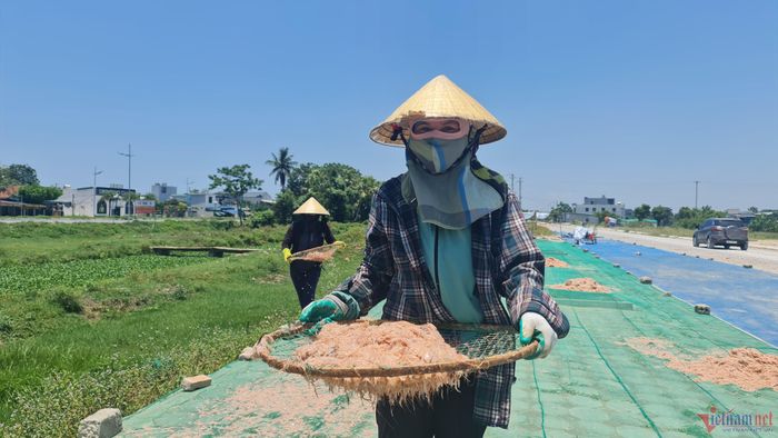Để chống chọi với nắng nóng, những phụ nữ phải mặc quần áo kín bưng