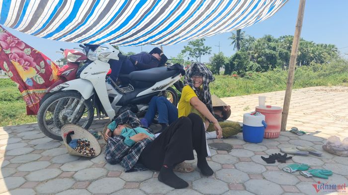 Những lều bạt tạm bợ giữa trưa nắng