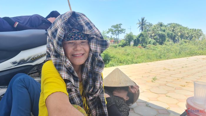Dù nắng nóng, nhưng do quá mệt nên những người phụ nữ này có thể nằm ngả lưng bất cứ lúc nào