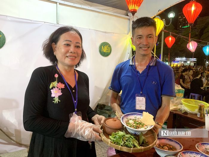 Trong những ngày diễn ra lễ hội (16h-22h), các nghệ nhân trong và ngoài tỉnh sẽ trình diễn các món ăn độc đáo của 3 miền Bắc - Trung - Nam, cùng với đó là chương trình ca múa nhạc để tạo không khí sinh động thu hút khách tham quan du lịch. Mỗi đêm hội sẽ có một chủ đề khác nhau: Tinh hoa ẩm thực của biển, Giai điệu của Biển, Quà tặng của đại dương, Dấu chân cát… Ở đó, các nghệ nhân sẽ trình diễn món ngon 3 miền. Trong ảnh: Nghệ nhân tỉnh Quảng Nam giới thiệu mì quảng niêu Hội An tại gian hàng của mình.
