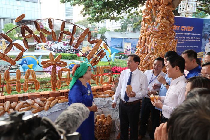 Lễ hội được tổ chức ở khu vực công viên bờ biển bên cạnh Tháp Trầm Hương, đường Trần Phú, Tp.Nha Trang, tỉnh Khánh Hòa và diễn ra từ ngày 2-6/6. Trong ảnh: Các đại biểu tham quan các gian hàng tại lễ hội.