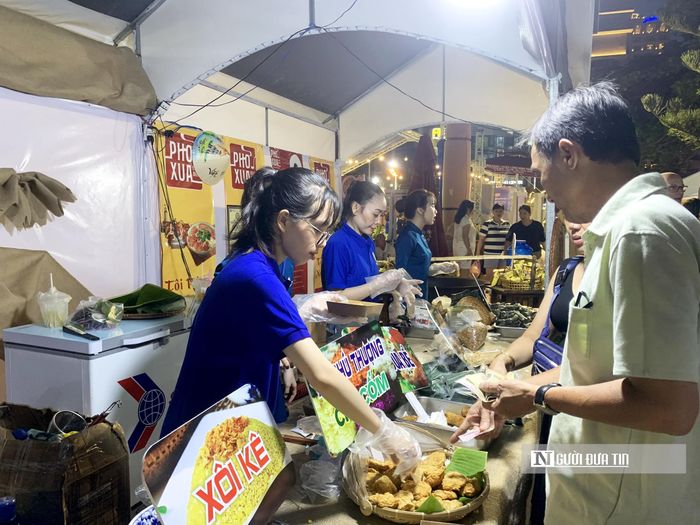 Những món ăn đặc trưng của các vùng miền được giới thiệu đến đông đảo người dân và du khách phố biển Nha Trang.