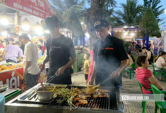 Các quầy ẩm thực còn phục vụ nướng chín các món tươi sống cho thực khách.