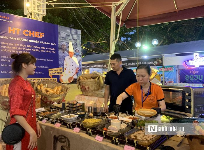 Bánh mì được bày bán tại lễ hội.