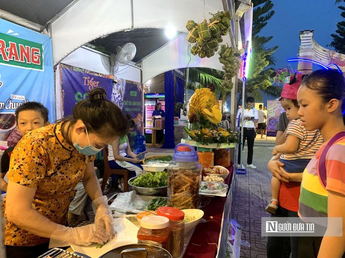 Nem nướng Nha Trang được nhiều thực khách lựa chọn thưởng thức tại lễ hội ẩm thực.