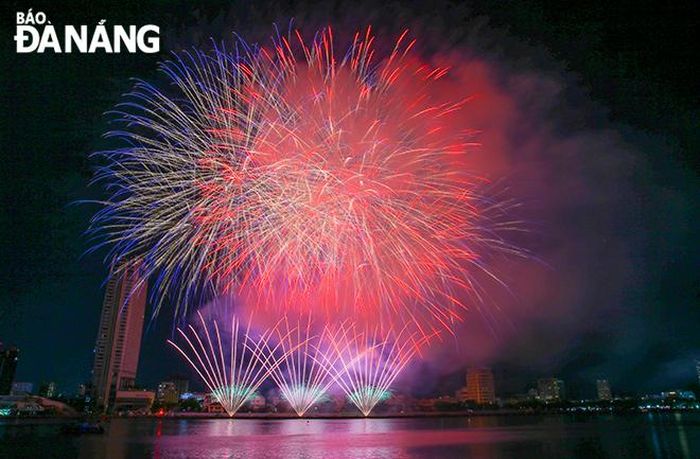 Trọng tâm của cả hai màn trình diễn đều là sự truyền tải thông điệp hòa bình và hạnh phúc tới tất cả mọi người.