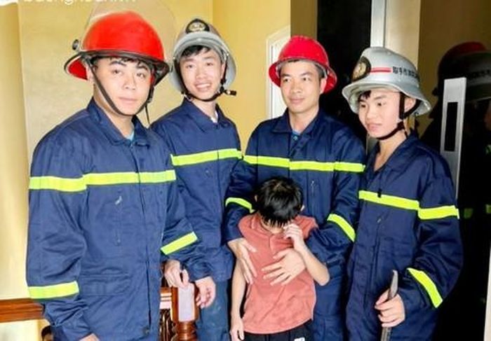 Lực lượng chức năng giải cứu và đưa bé ra ngoài an toàn