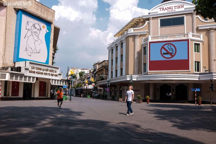 Các tuyến phố đi bộ thưa thớt bóng người. Mặt đường hấp hơi do nắng nóng gay gắt, khiến người dân hầu như hạn chế ra đường.