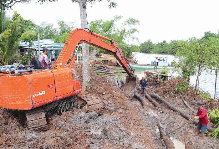 Một điểm sạt lở tại Kênh Mái Dầm, huyện Châu Thành (tỉnh Hậu Giang) đang được gia cố, khắc phục. 