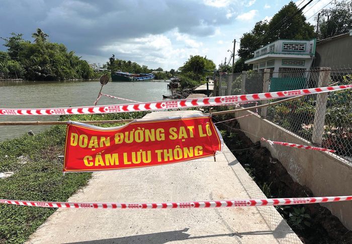 Sạt lở tại phường Thới An Đông, quận Bình Thủy, TP Cần Thơ khiến giao thông bị chia cắt. 