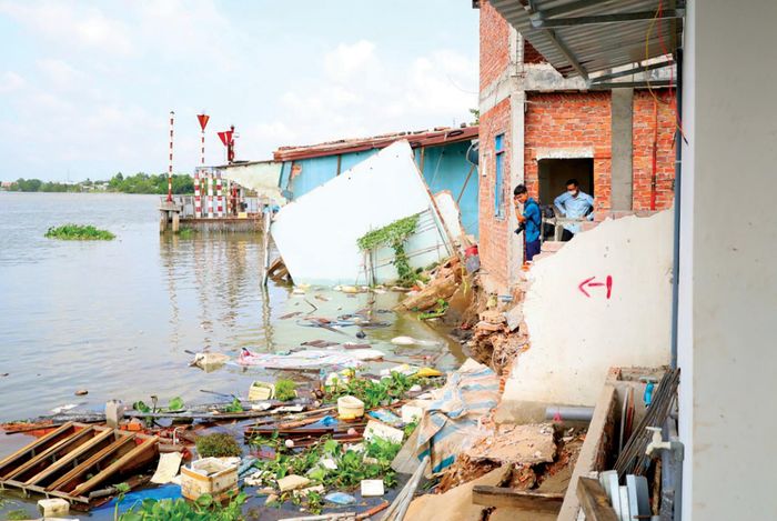7 căn nhà ở huyện Phong Điền, TP Cần Thơ bất ngờ nứt toác, sập xuống sông Cần Thơ khiến nhiều người tháo chạy. 
