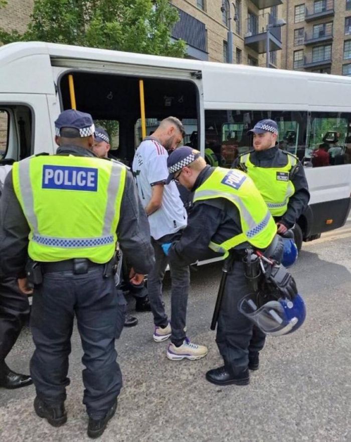 Cảnh sát Metropolitan Police đã bắt giữ CĐV MU mặc áo số 97.