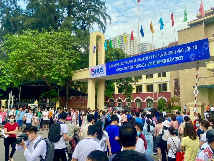 Sáng 4/6, rất đông các phụ huynh đưa con em đi thi THPT chuyên khoa học tự nhiên tại trường Trường Đại học Khoa học Tự nhiên (quận Thanh Xuân, TP Hà Nội).