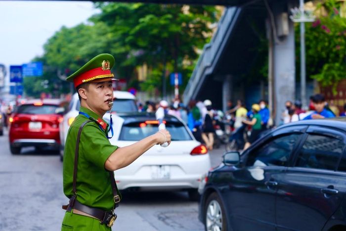 Lực lượng công an phường cũng có mặt để hỗ trợ giao thông tránh gây ùn tác.