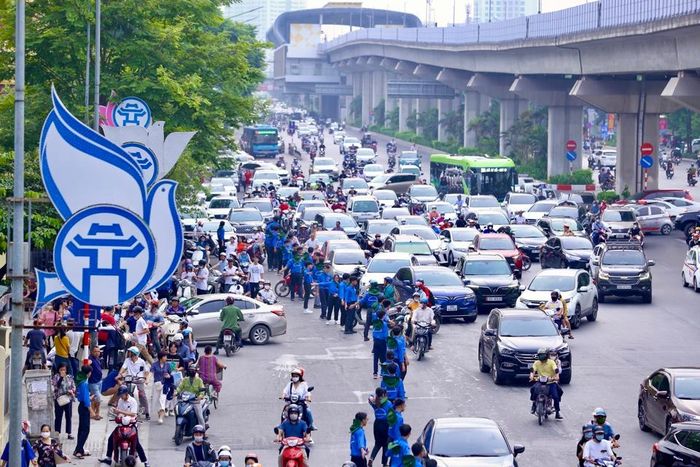 Lượng phương tiện đông đổ về đây và ở vị trị nút giao nên việc đưa con em đi thi không tránh được việc bị ùn ứ các phương tiện.