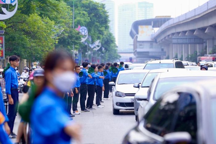 Từ sáng sớm, các tình nguyện viên đã có mặt để phân làn giao thông.