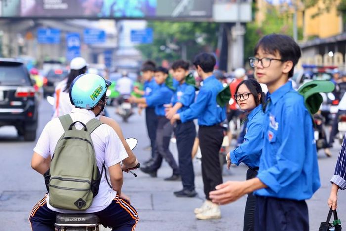 Các sĩ tử được tình nguyện viên hướng dẫn vào điểm thi.
