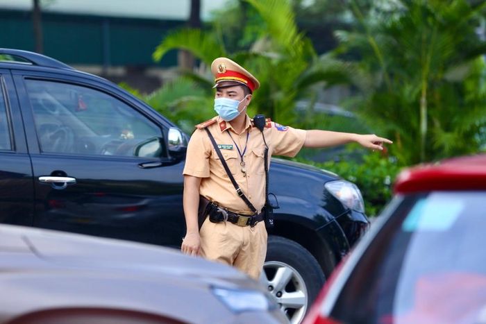 Lực lượng giao thông có mặt để điều tiết giao thông.
