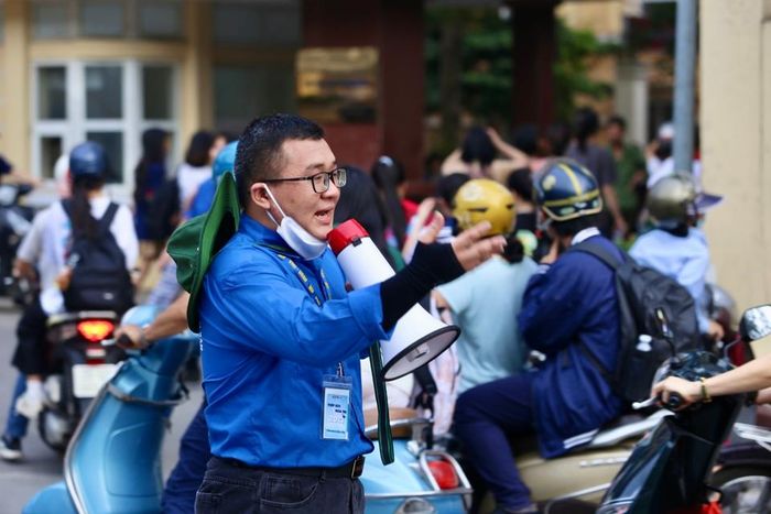 Tình nguyện viên căng minh phân làn giao thông tránh ách tắc.