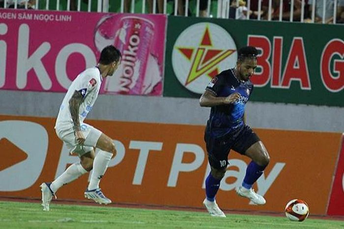 Rafaelson vẫn tỏa sáng đều đặn nhưng không giúp nổi T.Bình Định. Ảnh: VPF