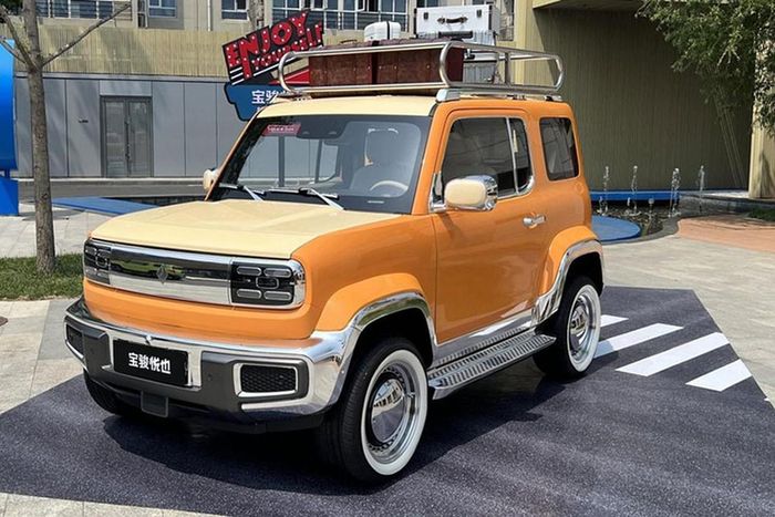 Baojun Yep tại Trung Quốc sở hữu thiết kế vuông vắn, khá giống với mẫu SUV Suzuki Jimny. Gầm xe cao, vòm chắn bùn mở rộng, cản trước hầm hố và có giá nóc chính là những chi tiết tạo nên phong cách off-road của mẫu xe này. Công nghệ LED được dùng cho cả cụm đèn pha và đèn hậu.