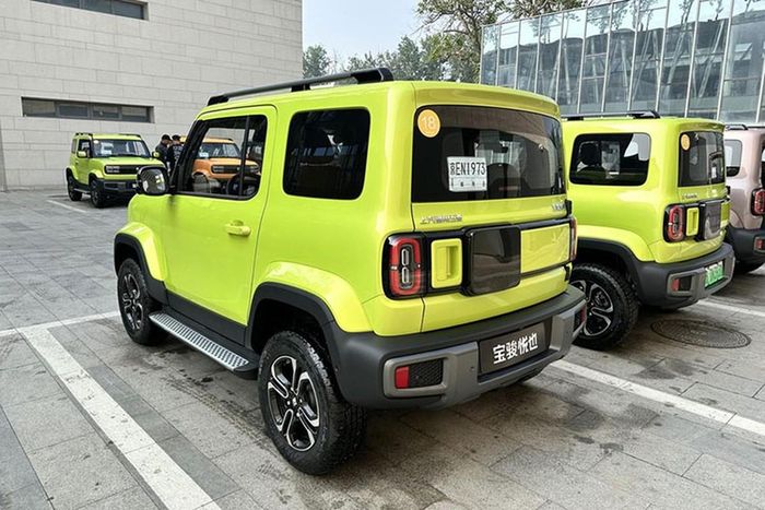 Mẫu mini-SUV có cấu hình 4 chỗ ngồi với số đo tổng thể chiều dài x rộng x cao lần lượt là 3.381 x 1.685 x 1.721 mm và chiều dài cơ sở chỉ 2.110 mm. So sánh với mẫu SUV nhỏ gọn chạy động cơ xăng là Suzuki Jimny, mẫu xe điện của Trung Quốc ngắn hơn tới 214 mm nhưng có chiều cao và bề ngang tương đương.