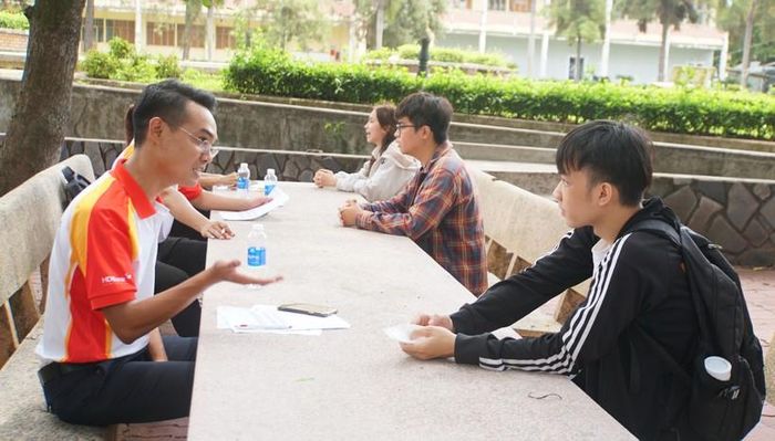 Cán bộ của một đơn vị tuyển dụng trao đổi với sinh viên về cơ hội việc làm, thực tập.