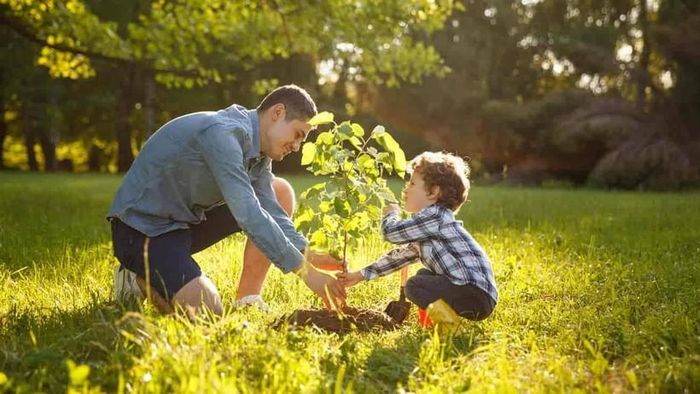 Cha mẹ cũng nên cân nhắc để con tham gia vào các dự án và nỗ lực của cộng đồng địa phương nhằm bảo vệ môi trường. (Ảnh: ITN).