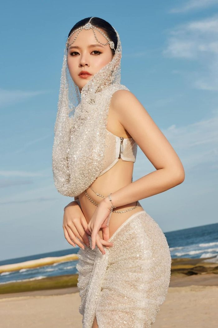 Midu gợi cảm khi đứng trước biển.