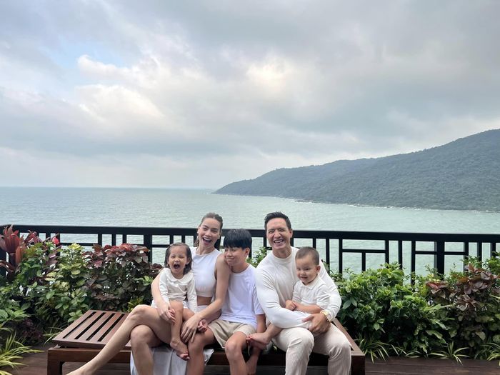 Gia đình hạnh phúc của cặp đôi.