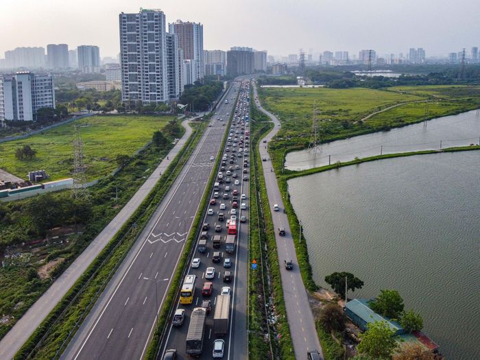 Ngành GTVT đang đối mặt với áp lực đẩy nhanh tiến độ thi công loạt dự án cao tốc, sân bay, đường vành đai và giải quyết tình trạng ùn tắc ở các thành phố lớn. Ảnh: Hồng Quang - Chí Hùng.