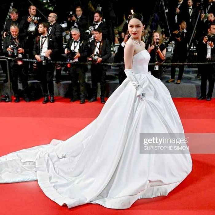 Lần đầu tiên bước lên thảm đỏ Cannes, hoa hậu chuyển giới Hương Giang khiến người hâm mộ tự hào và hài lòng vì màn xuất hiện quá sang trọng và đẳng cấp. 