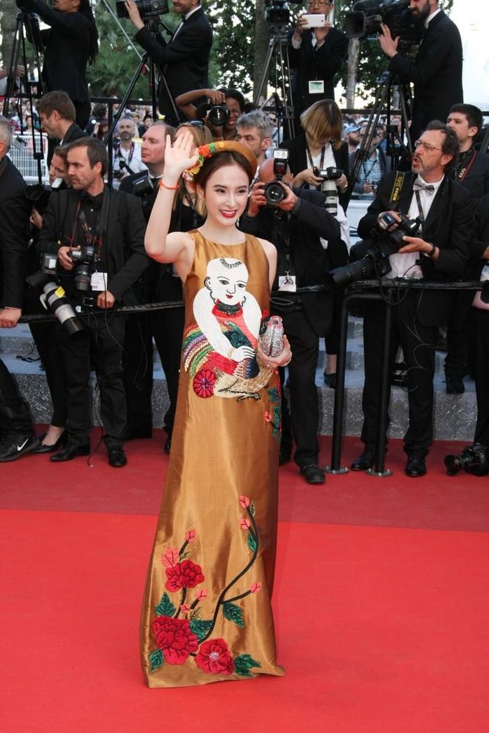 Angela Phương Trinh diện mẫu thiết kế mang đậm bản sắc và văn hóa dân gian Việt Nam trên thảm đỏ Cannes. 