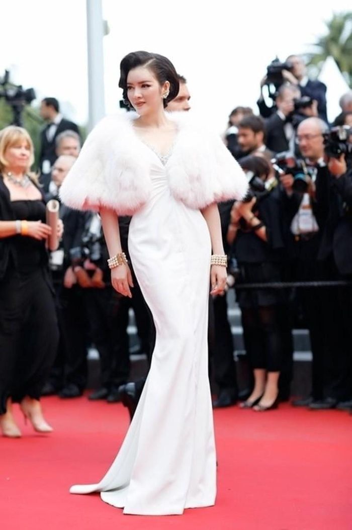 Tại LHP Cannes 2015, Lý Nhã Kỳ gây ấn tượng với nhiều bộ trang phục lộng lẫy, trong đó có chiếc váy cổ điển trắng tinh khôi xẻ ngực đến từ nhà mốt Georges Hobeika. 