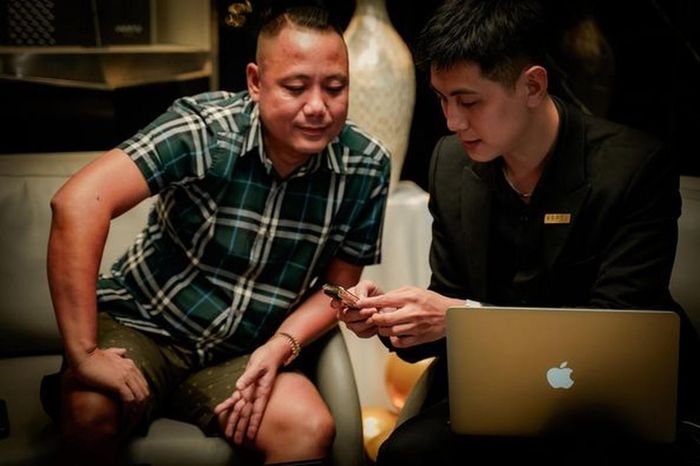 Đại diện Vertu Việt Nam cho hay chiếc Vertu Signature V Pure Black Full Gold chính hãng hiện có giá đắt nhất Việt Nam.