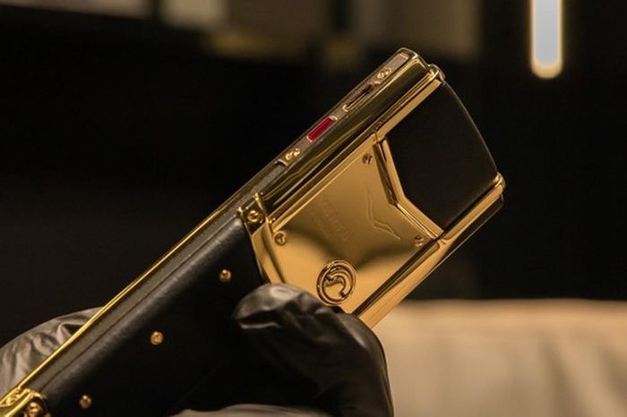 Không những vậy, Vertu Signature V Pure Black Full Gold còn được làm từ những nguyên liệu quý hiếm bao gồm: vàng 18K, đá Ruby, Sapphire…