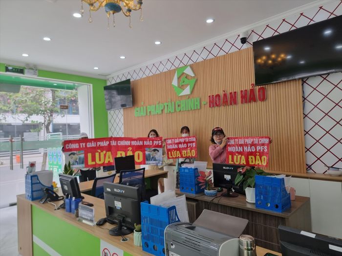 Các nhà đầu tư kéo đến trụ sở của Cty Cổ phần Đầu tư Tài chính PFS để đòi tiền