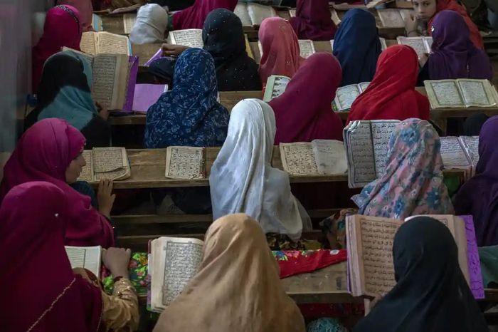 Các thiếu nữ Afghanistan đọc kinh Koran ở ngoại ô thủ đô Kabul, Afghanistan. Ảnh: AP