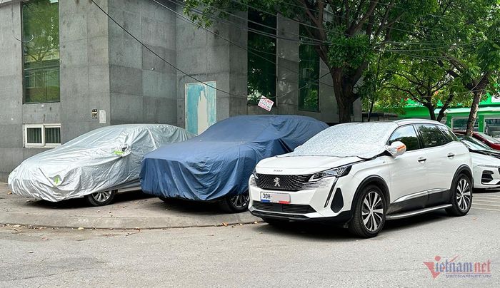Sử dụng bạt chuyên dụng quây kín quanh xe là cách được nhiều chủ xe sử dụng trong những ngày hè. Ảnh: Hoàng Hiệp.