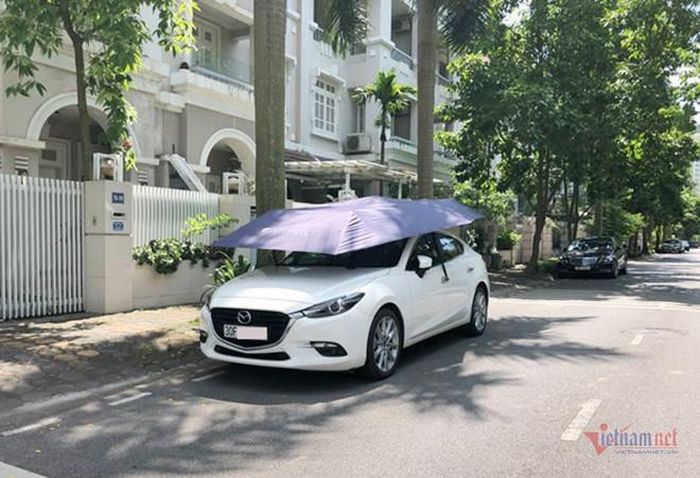 Nhiều chủ xe tìm đủ mọi cách để chống nắng cho xế cưng. Ảnh: Hoàng Hiệp