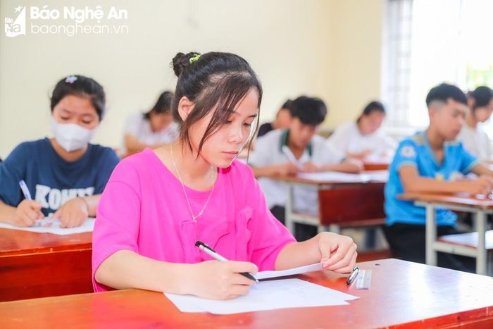Các thí sinh làm bài thi môn Ngữ văn. Ảnh: Đức Anh